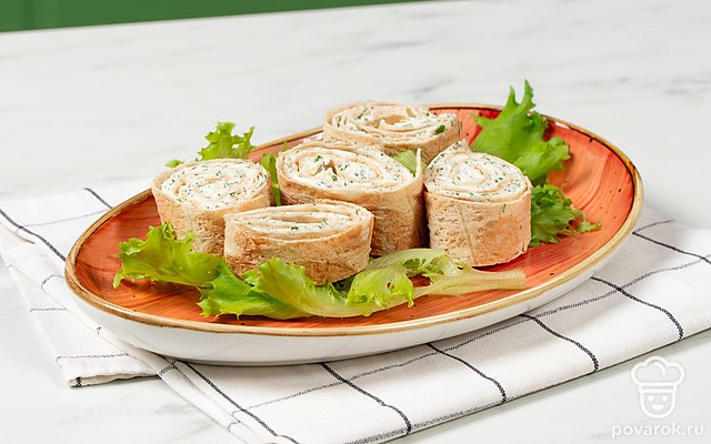 Рулеты с сыром и зеленью — Рецепт с фото