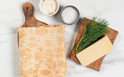 Промойте и просушите укроп. Подготовьте терку.