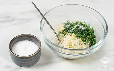 Мелко порубите веточки зелени. Добавьте их к сыру вместе с солью. Перемешайте начинку.