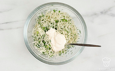 Заправьте ингредиенты майонезом. Еще раз тщательно перемешайте начинку, чтобы майонез распределился по всем ингредиентам.