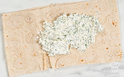 Выложите на лаваш сырную начинку.