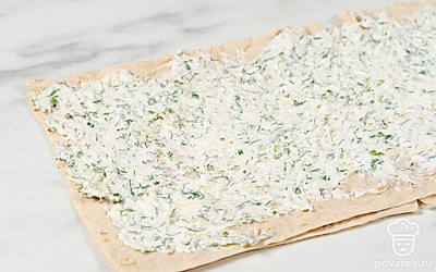 Распределите начинку по всей поверхности лаваша.