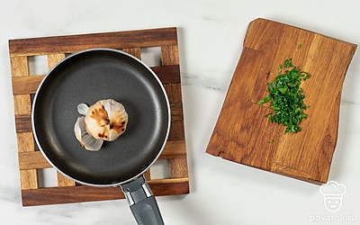 Обжарьте головку чеснока прямо в шелухе 5 минут. Тем временем накрошите петрушку как можно мельче. Подсушите ломтики хлеба в тостере или на сухой сковороде.