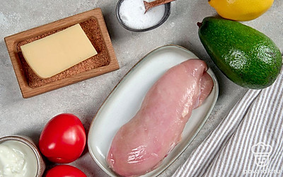 Куриное филе разморозьте в холодильнике, помойте. Авокадо помойте, почистите, удалите косточку. Помидор помойте, удалите плодоножку. Листья салата помойте и обсушите.