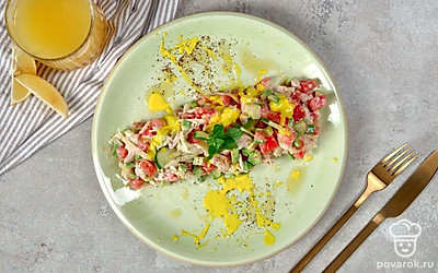 Подавайте пп-салат с авокадо и куриным филе на листьях салата.