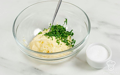 Смешайте размягченное сливочное масло с петрушкой в глубокой миске. Туда же выдавите чеснок из шелухи. Посолите и перемешайте массу до кремообразного состояния.