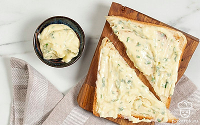 Намажьте каждый ломтик хлеба ароматным чесночным маслом и подайте на завтрак. 