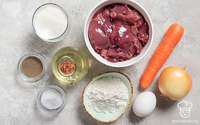 Разморозьте, помойте и обсушите куриную печень. Помойте яйца с мылом. Почистите лук и морковь. За 15 минут до запекания включите разогреваться духовку до 180 градусов. Подготовьте мясорубку.