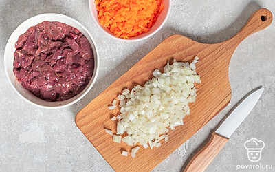 Мелко нарежьте печень, репчатый лук и морковь. Пропустите измельченные ингредиенты через мясорубку и тщательно смешайте в отдельной миске. 