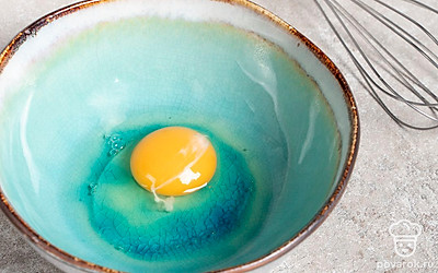 В другой миске взбейте венчиком яйцо с солью и перцем.