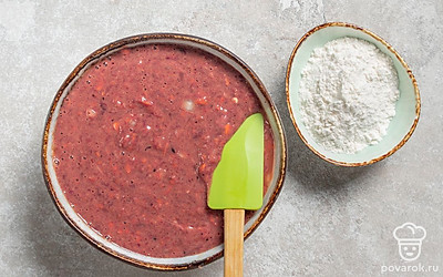 Соедините печеночную массу с яичной, добавьте муку, сливки и тщательно перемешайте.