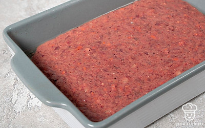 Смажьте форму для запекания растительным маслом, переложите в нее подготовленную массу и отправьте в духовку на 40 минут.