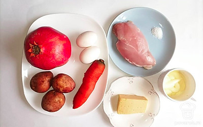 Куриную грудку поместите на тарелку, затем промойте морковь и картофель. Порежьте кусочек сыра. Майонез налейте в чашку.