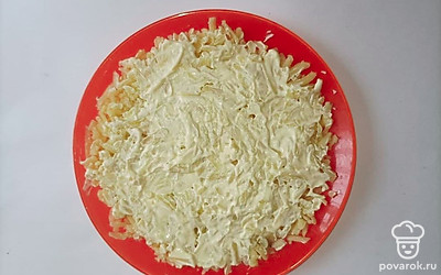 Овощи и куриную грудку поместите в большую кастрюлю, затем отправьте вариться. Яйца отварите вкрутую. На крупной терке измельчите картофель, далее поместите на плоскую тарелку. Сверху покройте майонезом.