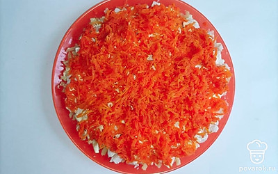 Куриную грудку нарежьте на кубики и покройте слоем майонеза. Морковь измельчите при помощи терке, затем покройте еще одним слоем майонеза.