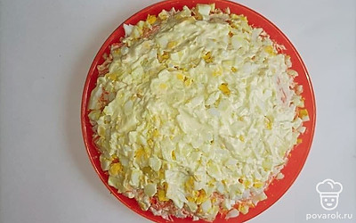 Яйца нарежьте на маленькие кусочки и выложите последним слоем, далее снова поместите майонез.