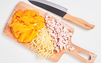 Подготовьте ингредиенты. Курицу мелко порежьте. Твердый сыр натрите на крупной терке. Персики нарежьте тонкой соломкой.