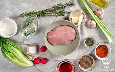 Куриное филе помойте под проточной водой и обсушите бумажным полотенцем. Листья салата, сельдерей, руколу, мяту, петрушку, редис, помидоры черри помойте и обсушите. Зубчик чеснока очистите и помойте, второй очистите от загрязнений, шелуху не снимайте.