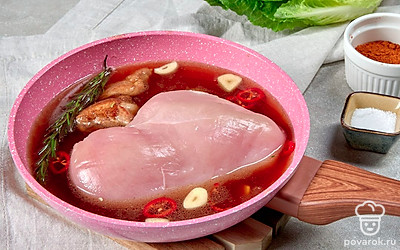 Приготовьте кисло-сладкий соус. Поставьте на огонь сотейник, добавьте 1 ст.л. растительного масла. Нарежьте зубчик чеснок слайсами и добавьте его, а также немного перца чили в разогретое масло. Обжарьте все вместе. Добавьте уксус и сахар, перемешайте. Отправьте к ним розмарин и мяту. Потомите около 10 минут. Соус процедите, добавьте в него сливочное масло, перемешайте. Масло должно раствориться.