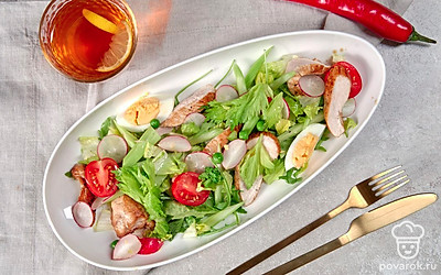 Чтобы впечатлить гостей, выложите салат порционно на широкие тарелки и добавьте для украшения помидоры черри.