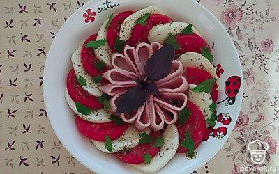 Можно украсить салат еще какой-либо зеленью по вкусу и сбрызнуть соком лайма. А так же можете приготовить к блюду макаронные изделия или же гречневую крупу.