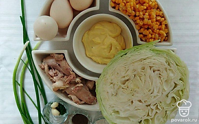 Мясо отварите и нарежьте кубиками. Яйца отварите и так же нарежьте. Слейте сок из под кукурузы.