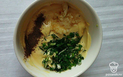 Для заправки смешайте майонез вместе с измельченной зеленью, перцем и мелко нарубленным чесноком. Если имеется чеснокодавка, можете ею воспользоваться.