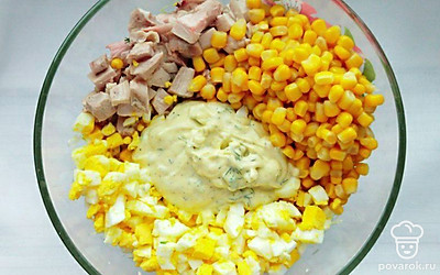 Капусту нашинкуйте, перетрите с солью и выложите в емкость вместе с кукурузой, мясом и яйцами. Добавьте в емкость заправку и перемешайте.