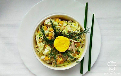 При подаче салат можете украсить желтком и зеленью. Если необходимо, подготовьте к нему второе блюдо.