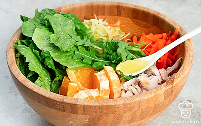 Приготовьте салат. В небольшой миске смешайте оливковое масло и мед. В салатницу выложите куриное филе, яблоко и морковь, затем апельсин, листья салата и руколу. Заправьте салат оливковым маслом с медом, посолите и перемешайте.