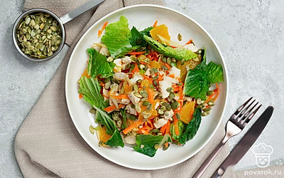 Перед подачей украсьте салат тыквенными семечками.