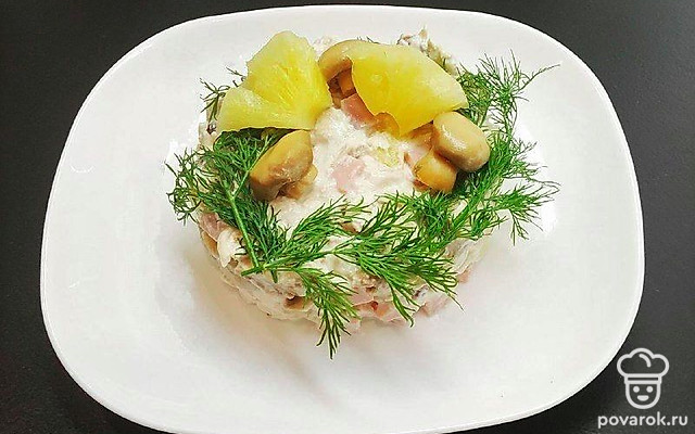 Королевский салат из курицы, грибов и ананасов — Рецепт с фото