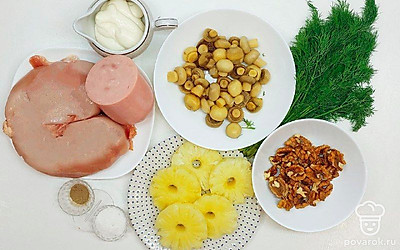 Подготовьте все продукты по весу и объему. Распакуйте упакованные ингредиенты. Поставьте на огонь кастрюлю с водой для варки курицы.