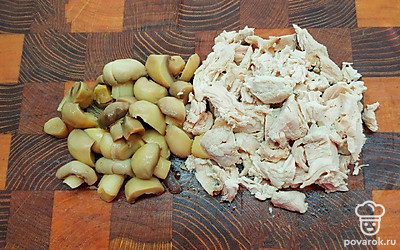 Отварите грудку в подсоленной воде и остудите. Нарежьте ее и остальные ингредиенты салата кубиками. Перемешайте.