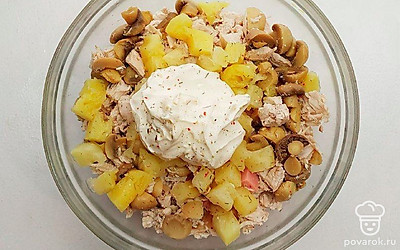 Отправьте в миску майонез. По своему вкусу поперчите и посолите. Перемешайте до однородного состояния.