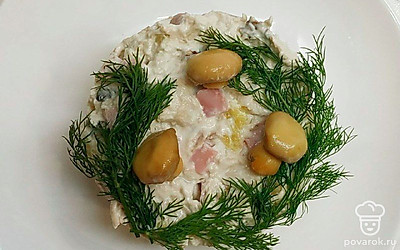 Подайте салат, украсив веточками укропа. Положите нарезку из свежих овощей по вашему вкусу. Украсьте кусочками ананаса.