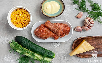 При необходимости удалите с куриного бедра кожу и отделите мясо от костей. Огурец промойте и отрежьте хвостики. Банку с кукурузой откройте и слейте жидкость. Укроп промойте и обсушите бумажным полотенцем, мелко нарежьте. Чеснок очистите от шелухи, вымойте и пропустите через пресс.