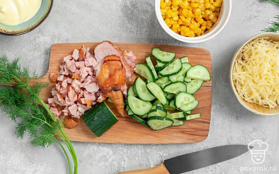 Подготовьте ингредиенты. Огурец нарежьте полукруглыми дольками. Куриное мясо нарежьте мелкими кусочками. Сыр натрите на терке.