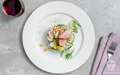 Перед подачей украсьте салат мелко нарезанным укропом.