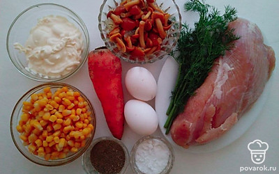 Промойте куриную грудку. Промойте грибы. Нарежьте мелко зелень. Слейте с кукурузы жидкость.