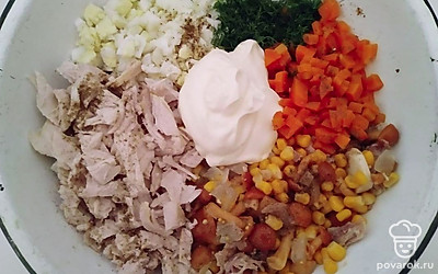 Подготовьте кастрюлю с водой, посолите воду и отварите куриную грудку. Затем нарежьте ее кубиками. Яйца отварите, почистите и мелко нарежьте. Морковь отварите, почистите и нарежьте кубиками. В глубокую миску добавьте морковь, яйца, кукурузу, грибы, куриную грудку, зелень, майонез.