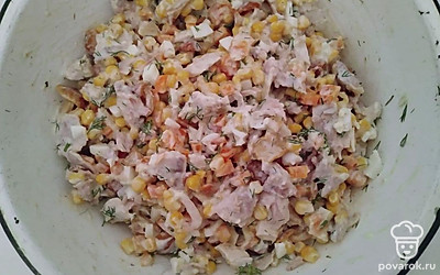 Добавьте соль, черный молотый перец по вкусу. Тщательно перемешайте салат.