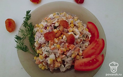 Перед подачей выложите салат на свежий лист салата. Украсьте блюдо веточками зелени и посыпьте семенами льна. Нарежьте красиво помидоры и выложите рядом.