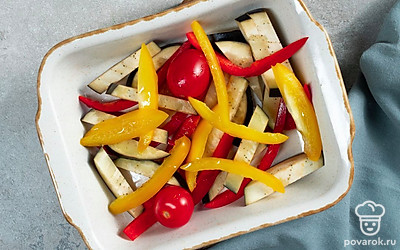 Запеките овощи. Нарежьте баклажан и перец крупными ломтиками. Выложите овощи в форму для запекания и добавьте к ним целые помидоры черри. Посолите по вкусу и добавьте оливковое масло. Запекайте в разогретой до 180 градусов духовке 15-20 минут.