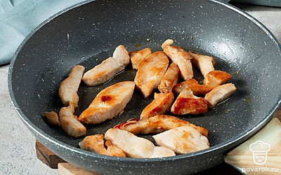 Поджарьте филе. Разогрейте немного оливкового масла на сковороде и обжарьте курицу в течение 15 минут под крышкой. Перемешивайте кусочки филе и следите за тем, чтобы огонь не был слишком сильным.