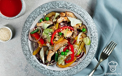 Украсьте салат кунжутом.