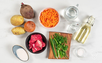 Разморозьте, помойте и обсушите говядину. Картошку, свеклу, зелень помойте. Картошку, чеснок и лук почистите. Подготовьте большое плоское блюдо для подачи салата.