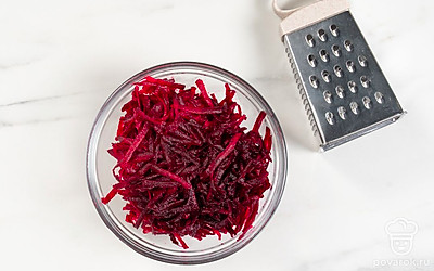 Положите свеклу в кастрюлю с водой, поставьте ее на средний огонь. Варите 30-40 минут до полной готовности. Потом остудите свеклу и снимите с нее кожицу. Затем натрите оставшуюся мякоть на средней терке. 