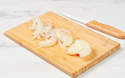 Нарежьте репчатый лук нарежьте тонкими полукольцами.