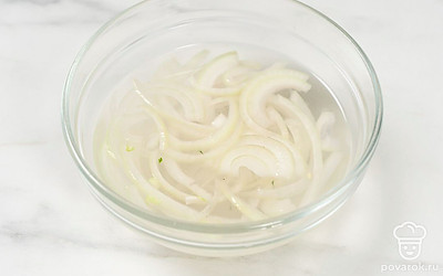 Положите лук в миску, залейте его половиной стакана воды, добавьте уксус, сахар и соль. Перемешайте и оставьте лук на 20 минут. Потом слейте маринад.